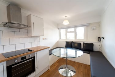 4 bed flat, Meriden Road, University of Portsmouth, Portsmouth, PO54DE - Image 1